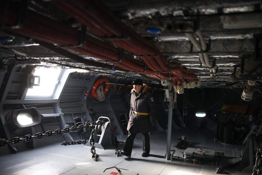 Морской офицер обходит патрульный корабль «Павел Державин»