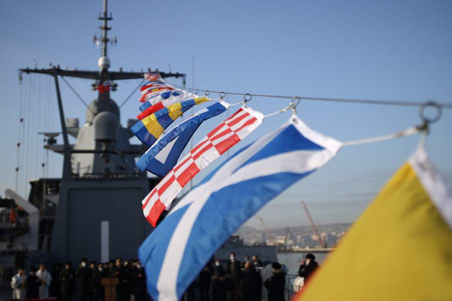 Церемония подъема военно-морского флага на патрульном корабле «Павел Державин»