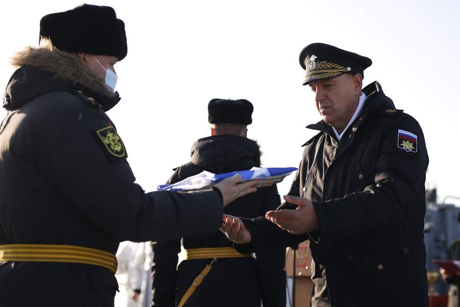 Заместитель командующего Черноморским флотом контр-адмирал Сергей Липилин (справа) на церемонии подъема военно-морского флага на патрульном корабле