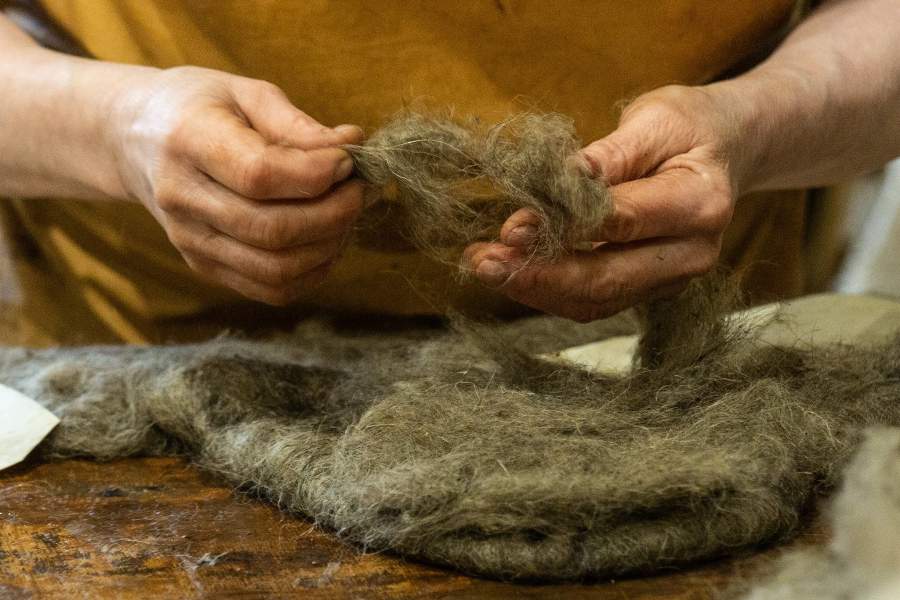 100% натуральная шерсть. Шерстяной как проверить. Натуральная шерсть. Сравнить натуральный мех и шерсть. Как распознать натуральную шерсть.