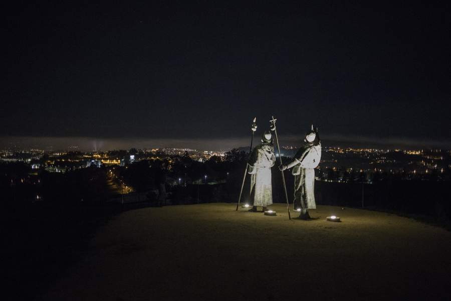 Статуи двух паломников машут на Пути Святого Иакова, или Эль Камино де Сантьяго