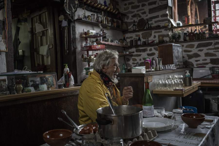 Мужчина сидит за столом