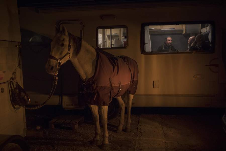 Лошадь привязана около вагончика.