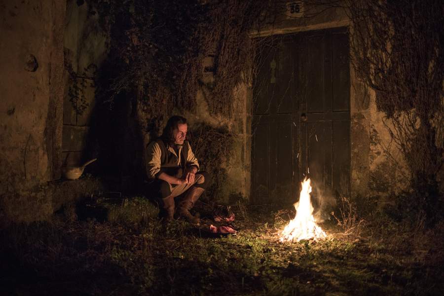 Мужчина у костра.