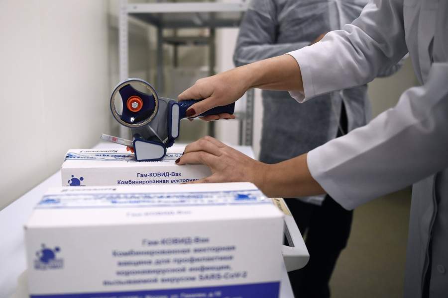 Сотрудница упаковывает вакцину "Гам-КОВИД-Вак"