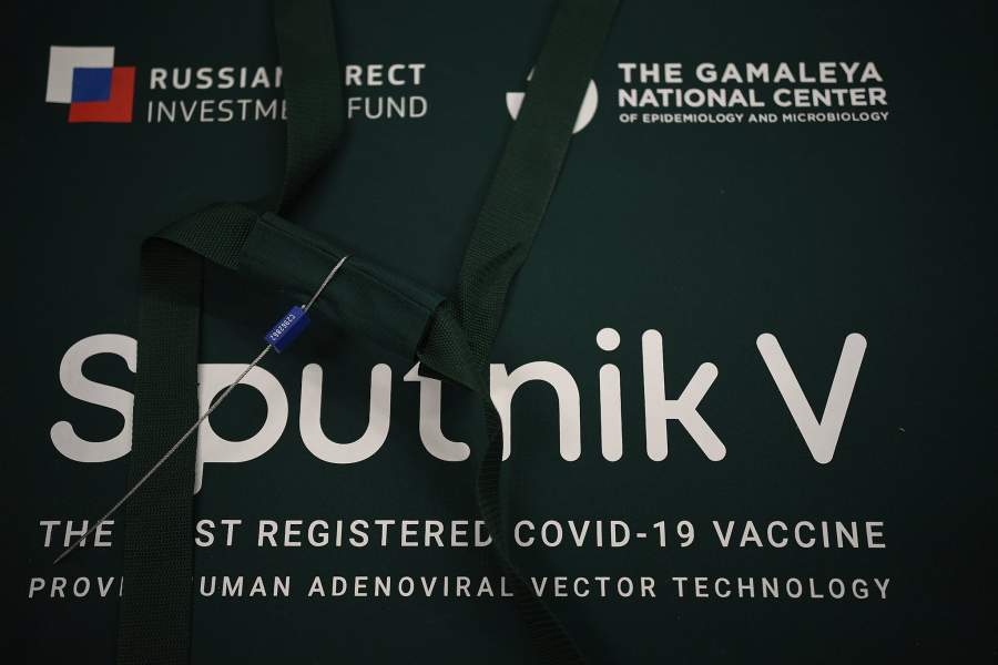 Контейнер с вакциной Sputnik V от COVID-19