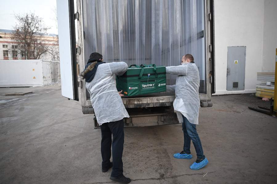 Сотрудники грузят контейнер с вакциной Sputnik V от COVID-19