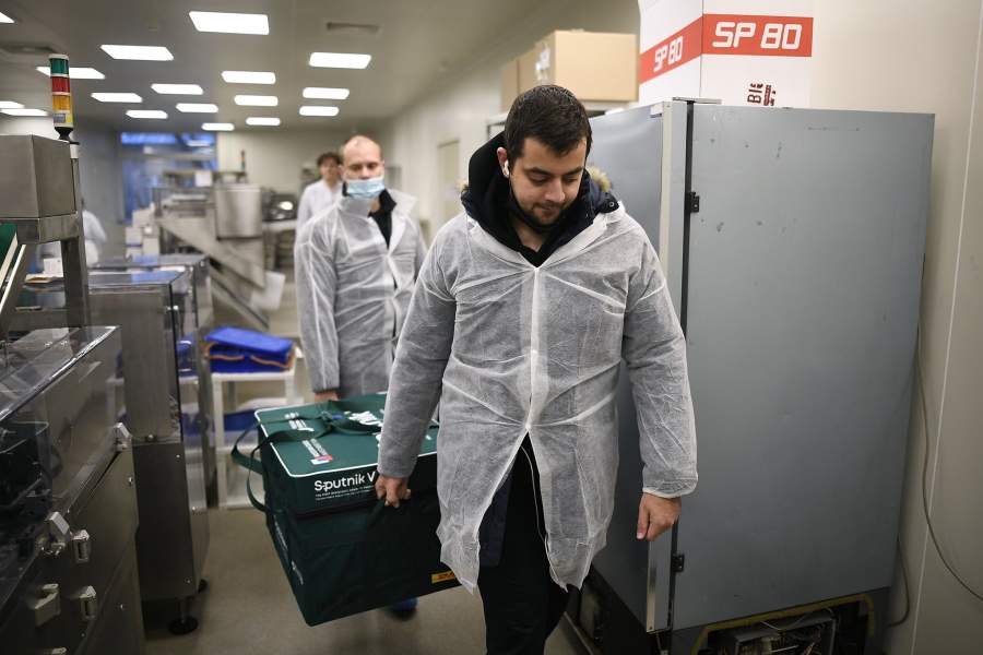 Сотрудники грузят контейнер с вакциной Sputnik V от COVID-19
