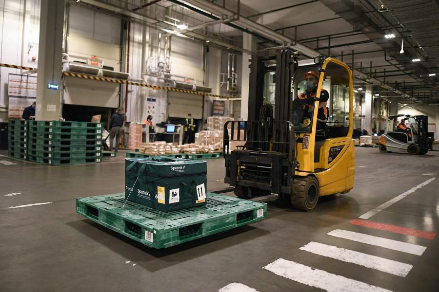 Контейнер с вакциной Sputnik V от COVID-19 в аэропорту.