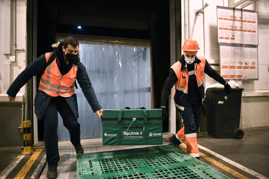 Контейнер с вакциной Sputnik V от COVID-19 в аэропорту.