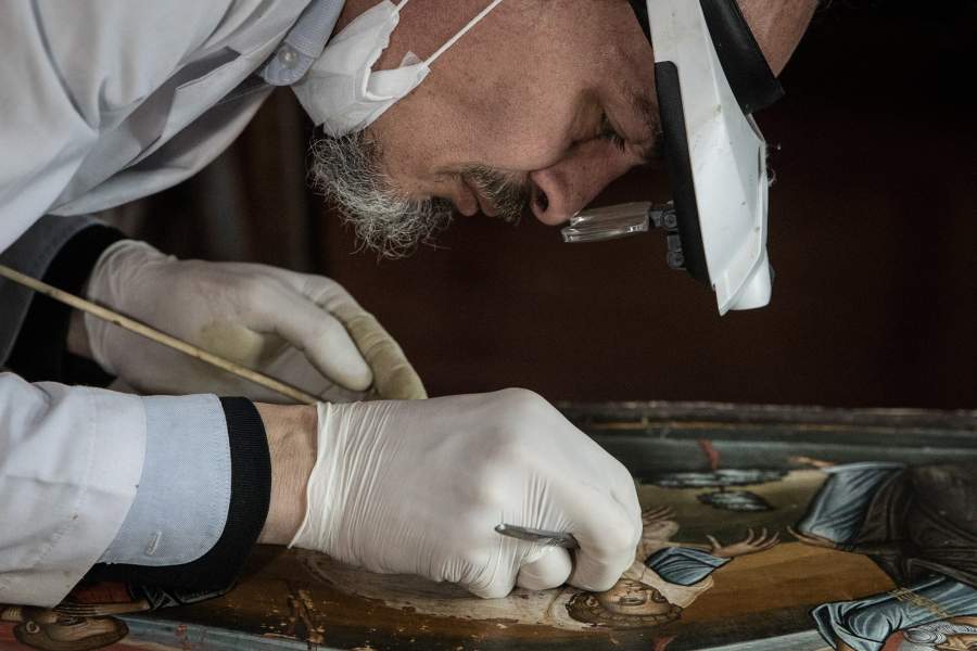 Мужчина во время работы