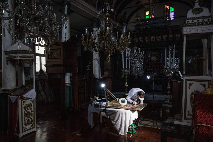 Мужчина во время работы