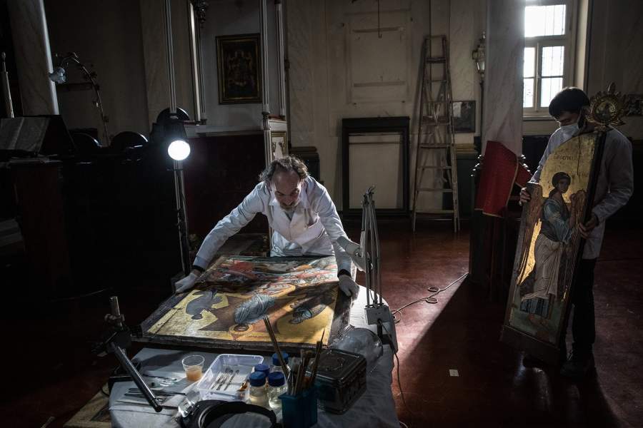 Мужчина во время работы