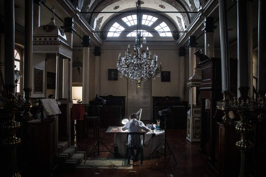 Мужчина во время работы