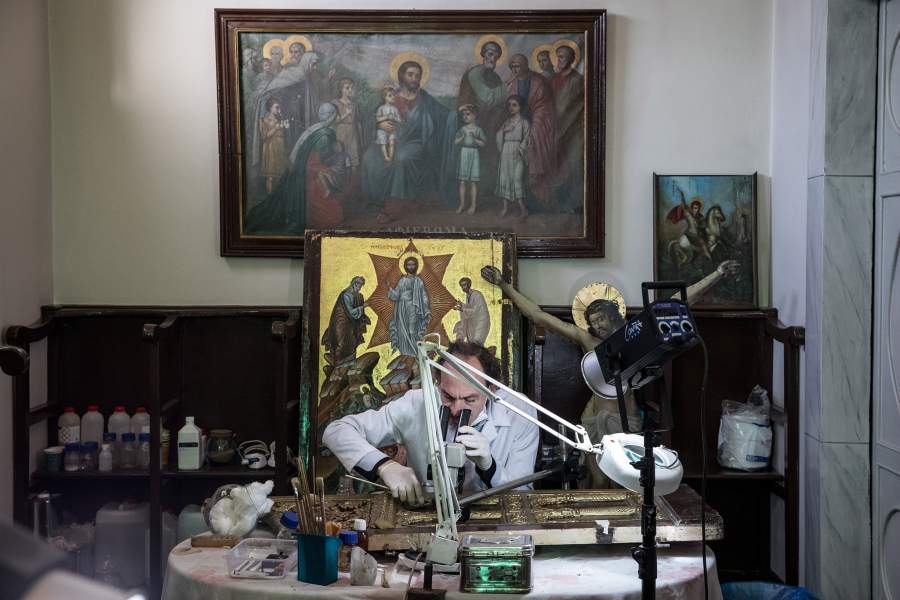 Мужчина во время работы