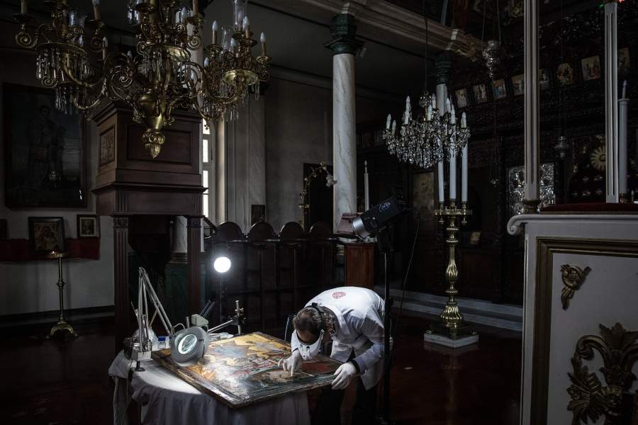 Мужчина во время работы