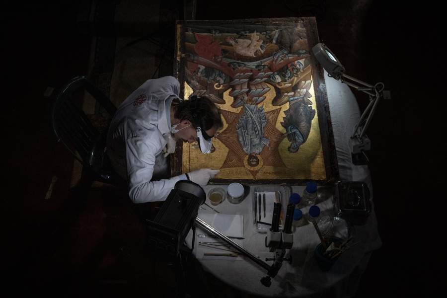 Мужчина во время работы