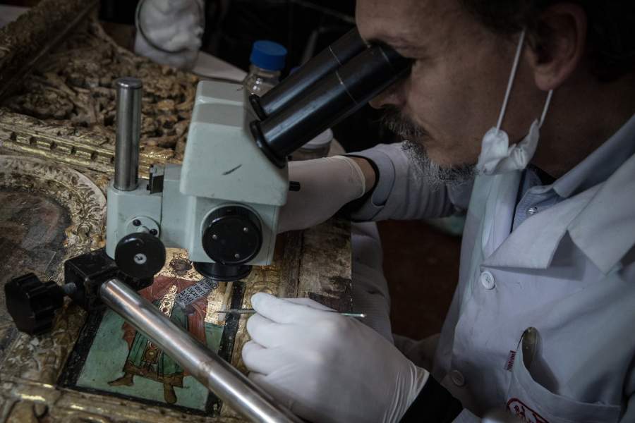 Мужчина во время работы