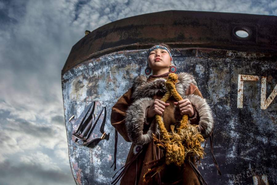 Корабль и девушка