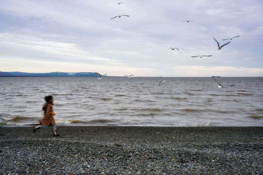 Девочка, бегущая навстречу мечте, ветру, жизни – все символично в ее образе, устремленному к счастливому завтра.