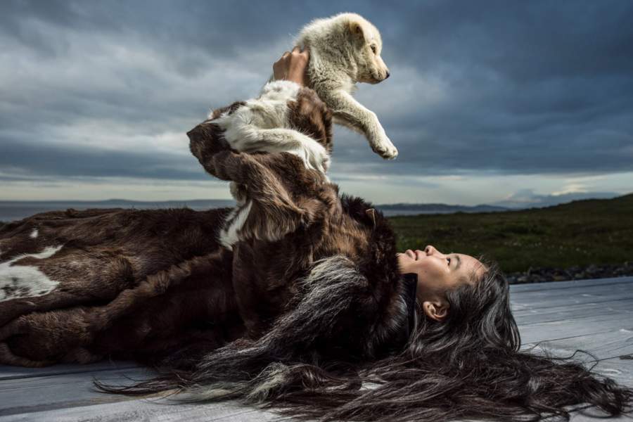 Девушка и щенок