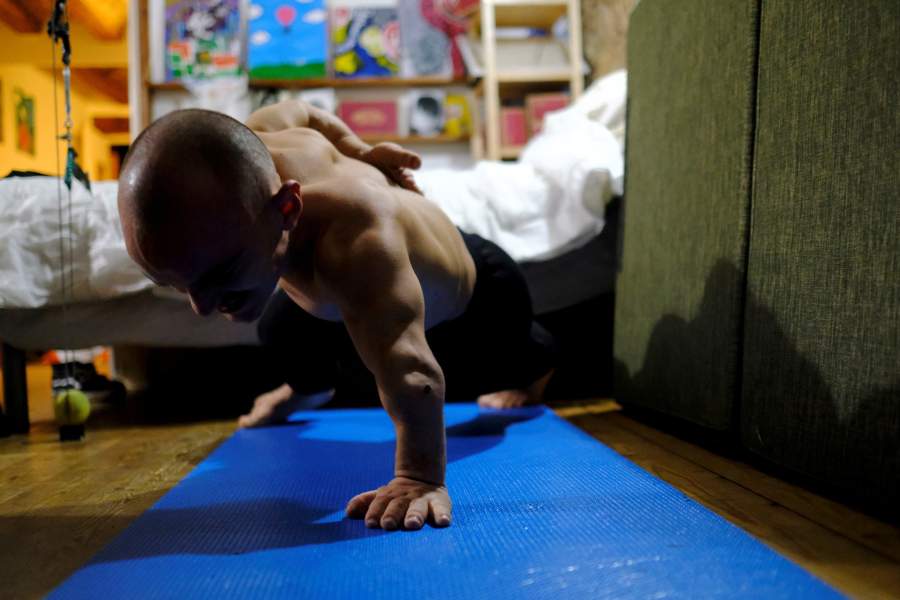 Болгарский уличный скейтбордист Петар «Стьюи» Станчев, 25 лет, отжимается в своем доме