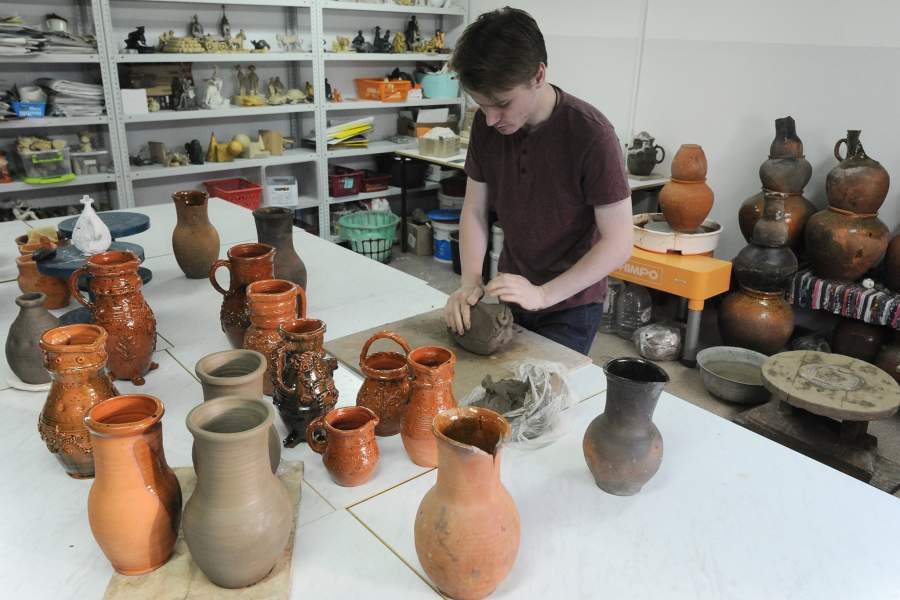 В мастерской за работой