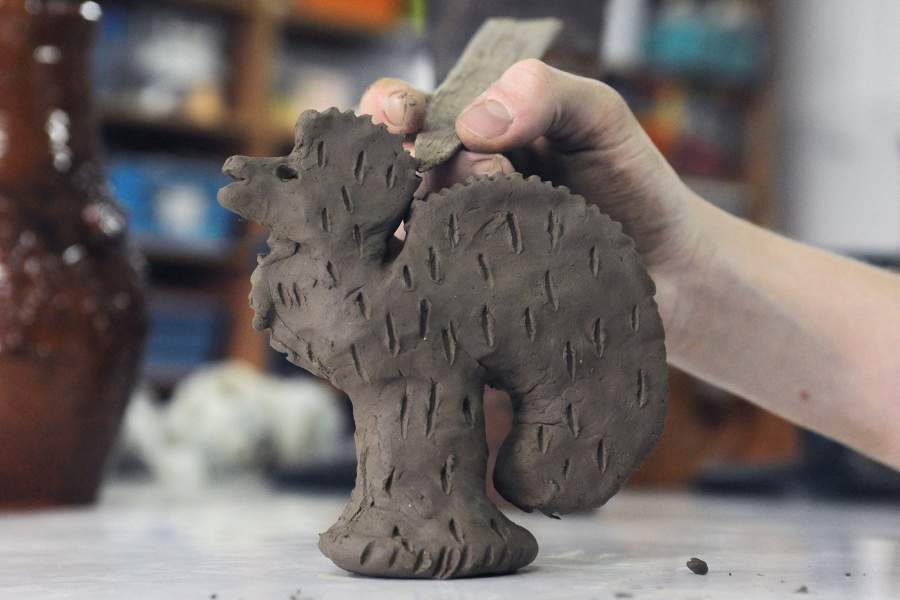 Данила Чулюкин за работой в гончарной мастерской.