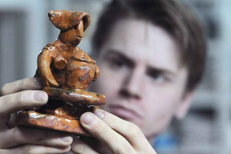 Фигурка в руках