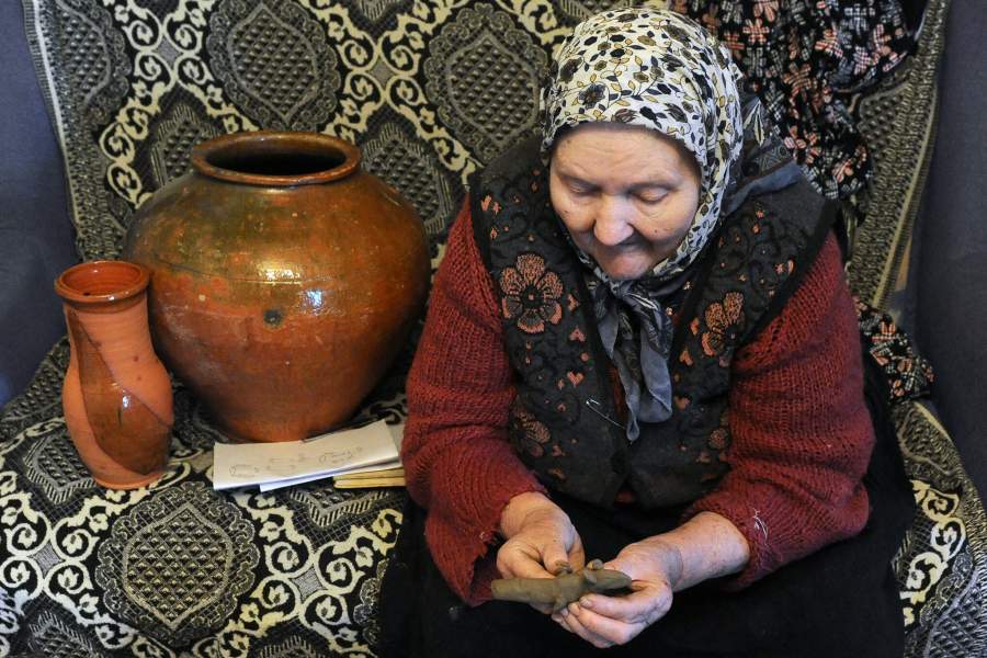 Мастер гончарного дела, жительница села Фёдоровка Надежда 