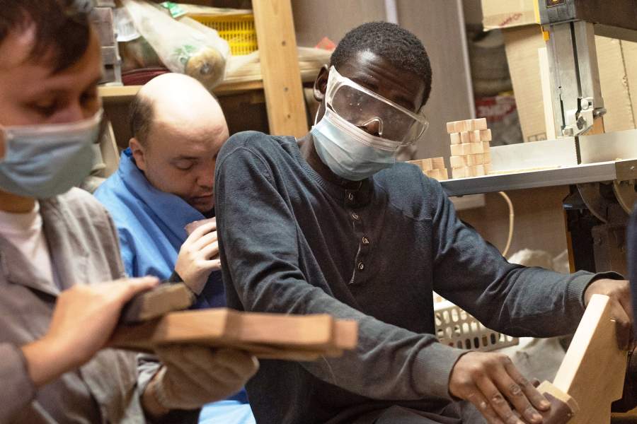 Подмастерья обрабатывают деревянные заготовки 