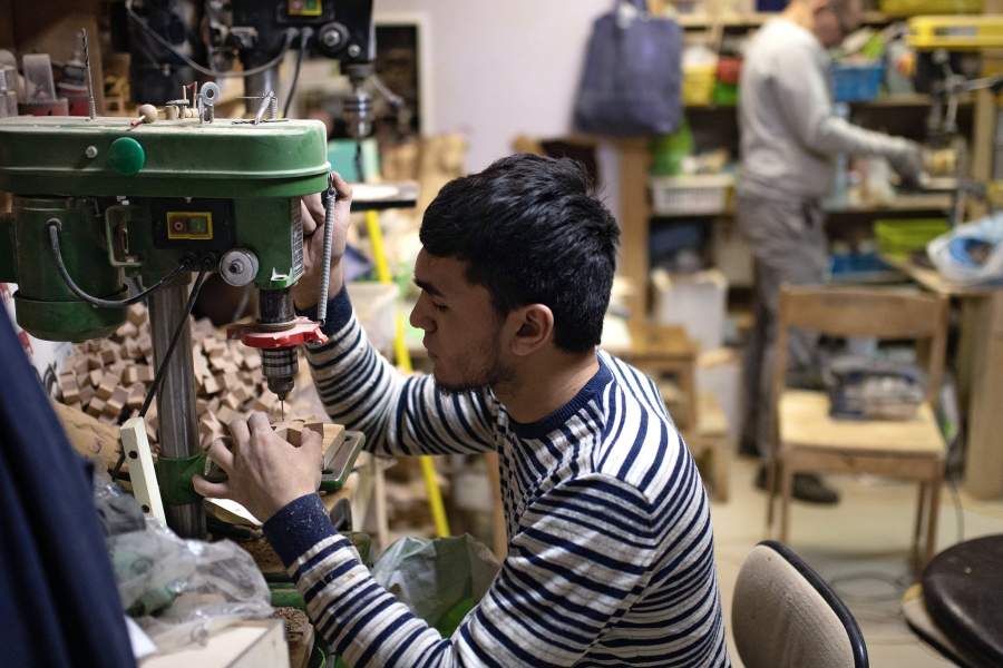 Столяр на производственном предприятии 