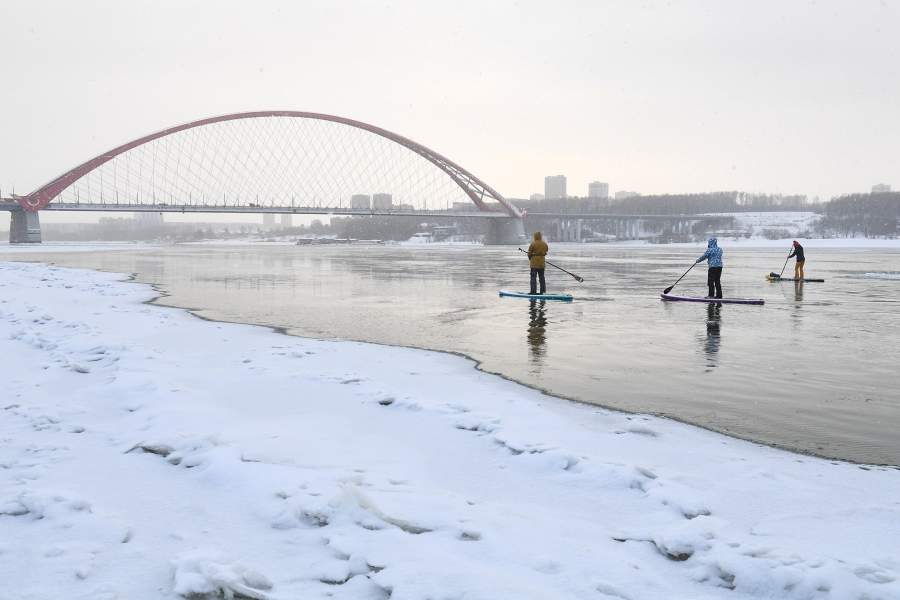Зимний заплыв сапсерферов в Новосибирске