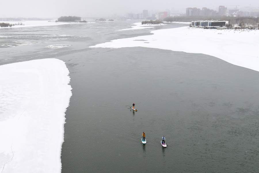 Зимний заплыв сапсерферов в Новосибирске