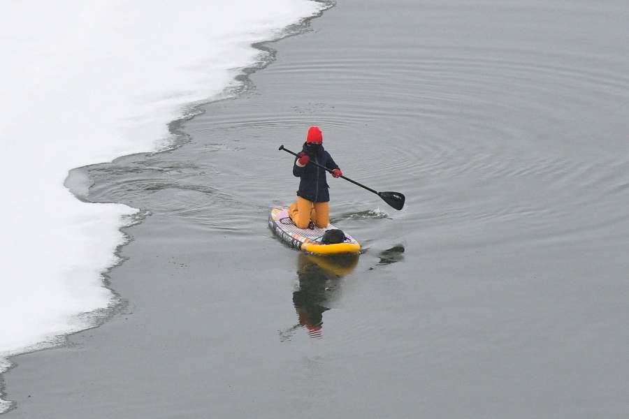 Зимний заплыв сапсерферов в Новосибирске