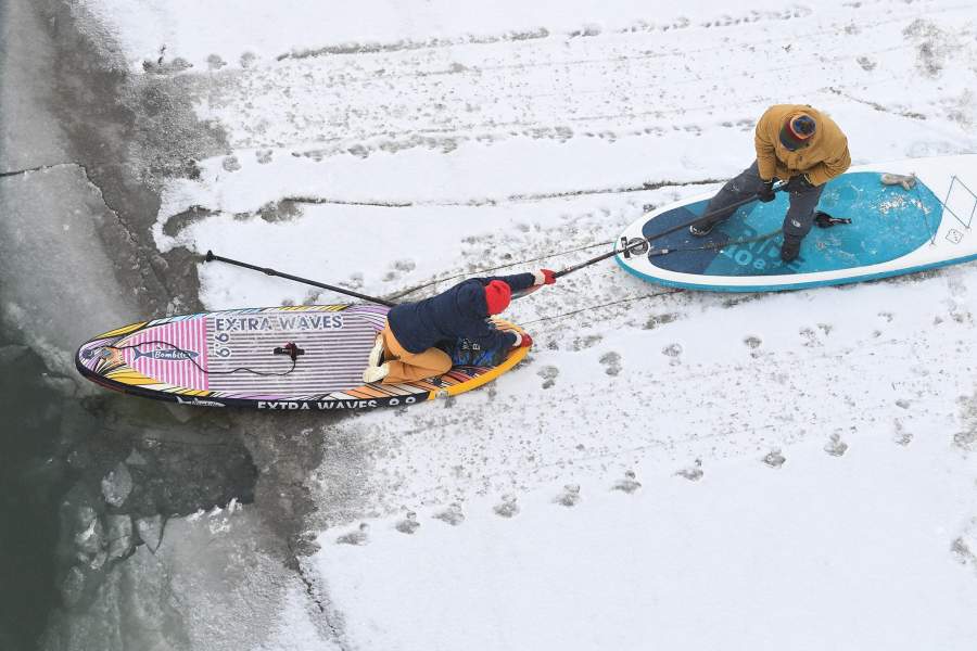 Зимний заплыв сапсерферов в Новосибирске
