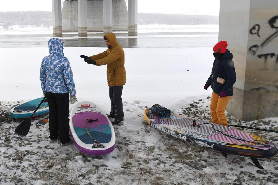 Зимний заплыв сапсерферов в Новосибирске