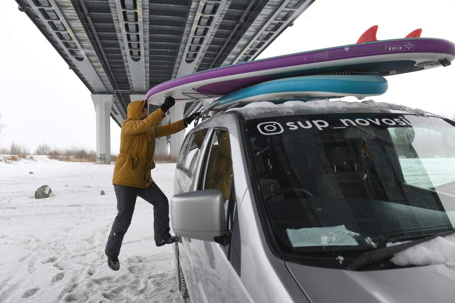 Зимний заплыв сапсерферов в Новосибирске