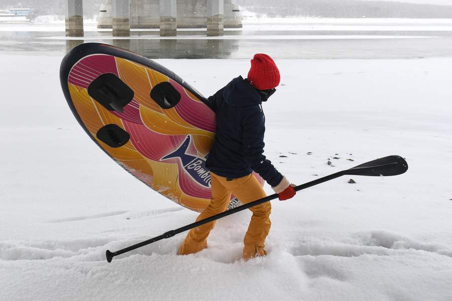 Зимний заплыв сапсерферов в Новосибирске