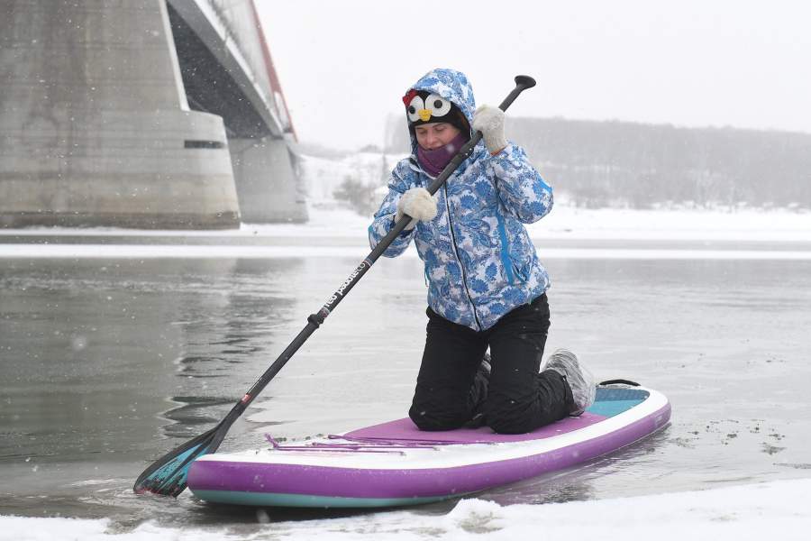 Зимний заплыв сапсерферов в Новосибирске