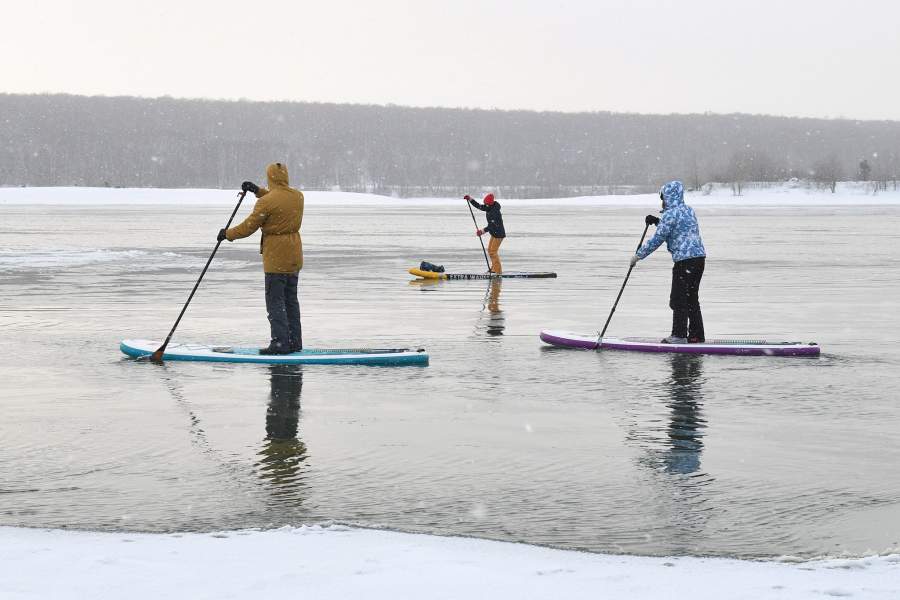 Зимний заплыв сапсерферов в Новосибирске