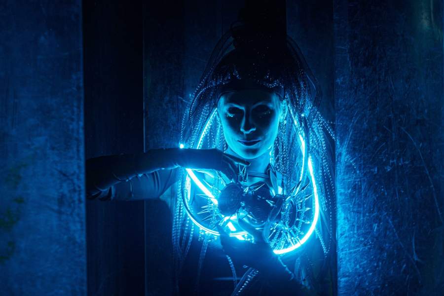 Девушка-косплеер в костюме будущего на фестивале