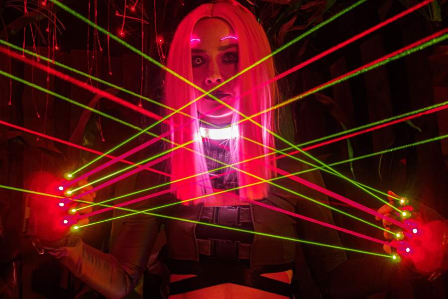 Девушка-косплей демонстрирует возможности своего костюма на фестивале Cyberpunk