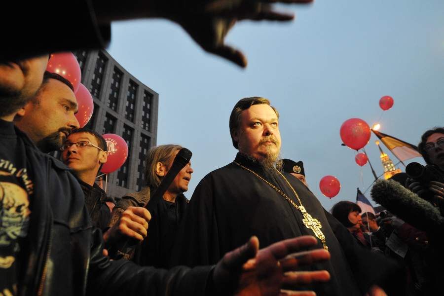 Протоиерей Всеволод Чаплин беседует с участниками автопробега по Садовому кольцу в поддержку РПЦ на проспекте Академика Сахарова в Москве