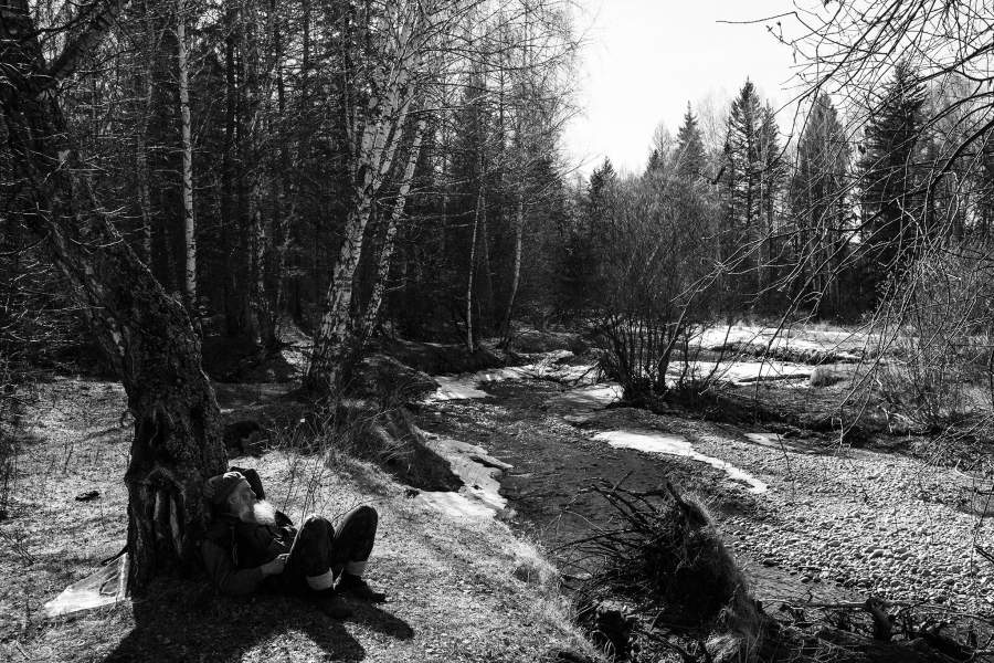Валера отдыхает на берегу одного из притоков Катуни.