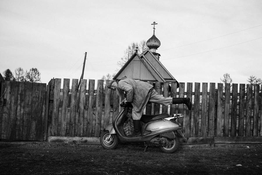 Валера на фоне храма в Мульте