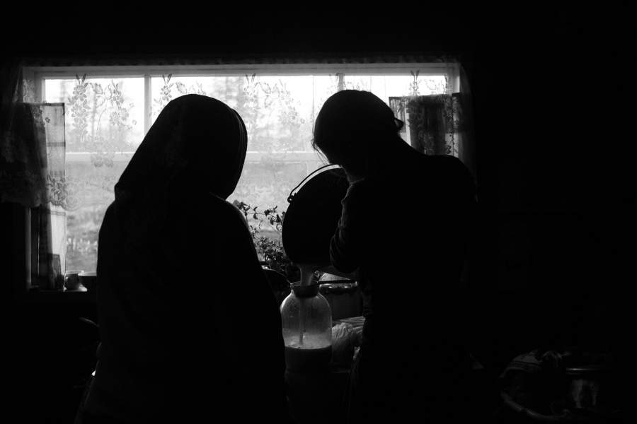 Мультинские женщины переливают молоко, надоенное с утра