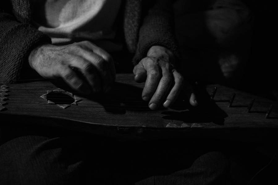 Валера играет на самодельных гуслях