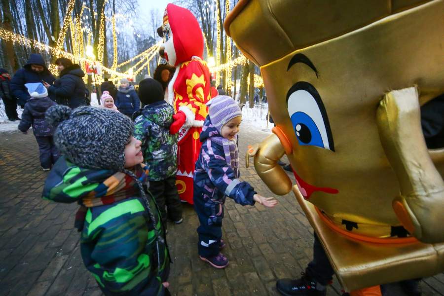 Ребенок на улице играет 