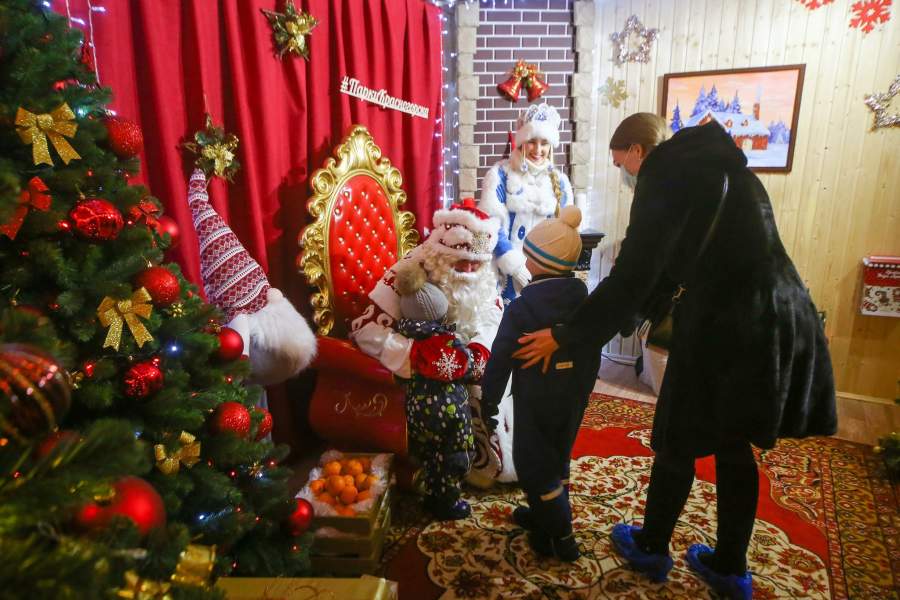 Ребенок у деда Мороза